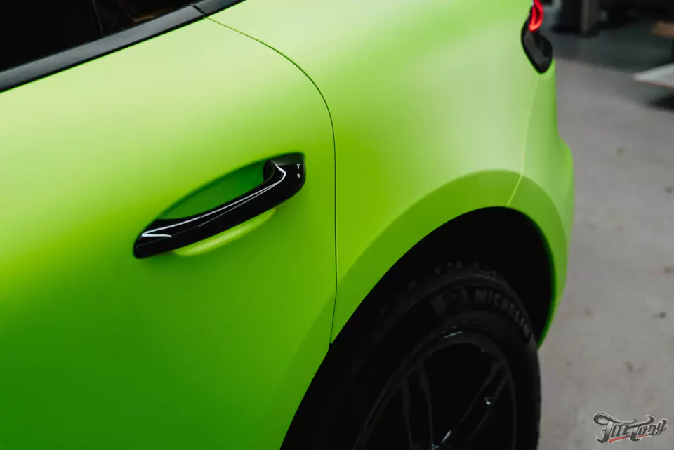 Оклеили Porsche Macan ярко-салатовым винилом и забронировали матовым полиуретаном, окрасили диски в черный глянец, установили ремни безопасности в цвет пленки (напечатали цвет!)